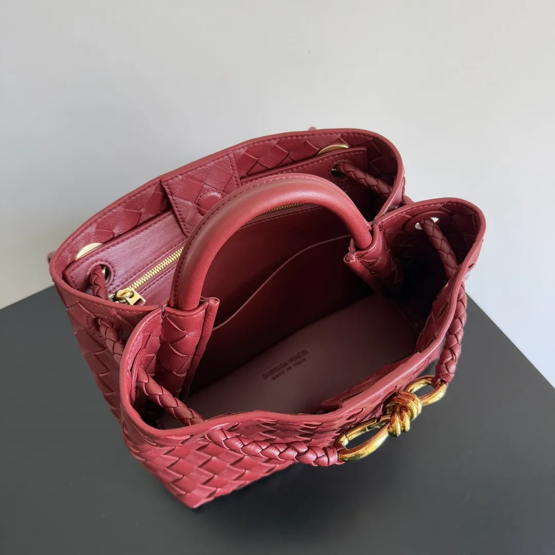 The 2023 new Andiamo batch of 1860 BV has been shipped‼ ️Really popular🔥The new Andiamo woven handbag launched by Bottega Veneta this season is really popular all over the world! ! Celebrities at home and abroad have worn it, and Oscar-winning actress Michelle Yeoh has taken it out on the street. Song Jia, Trai Yara, Yu Feihong, Sanji Ayaka, Rosie Hunting-Whiteley, Yoshioka Riho, etc. have all picked up this bag. It is classic and versatile, showing off its temperament, and the bag capacity is also large, which is very convenient for daily commuting! ! A variety of carrying methods, the shoulder straps can be adjusted by yourself, the original lambskin feels soft and delicate, and the unisex style breaks gender boundaries and brings a more practical and longer-lasting use experience. Andiamo, which has both elegant and casual styles, perfectly interprets the true appearance of "fashionable old money style". Style number: 743568 Size: 25*22*10.5cm